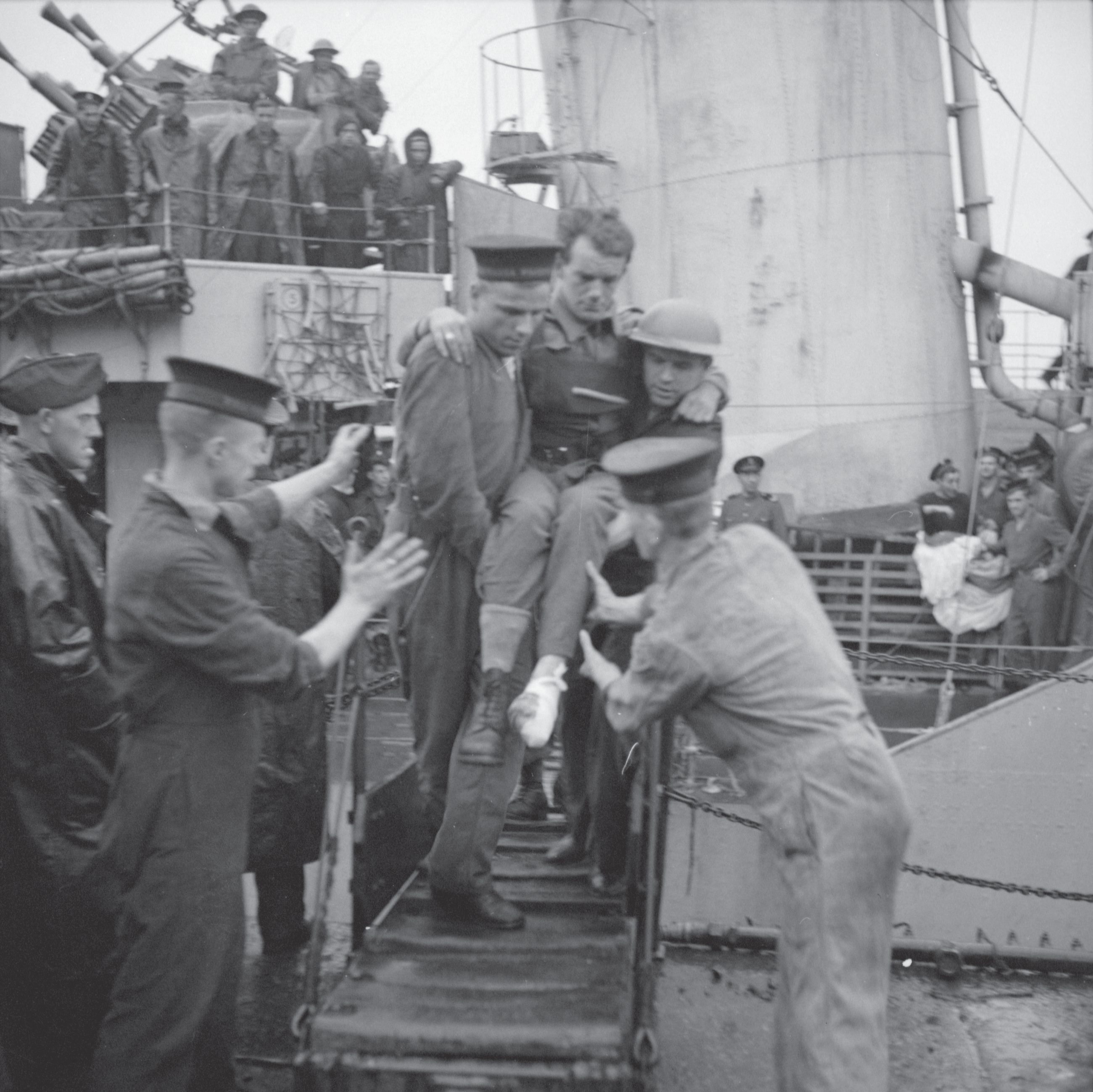 An injured Canadian soldier being carried off the ORP “Ślązak” (L26).