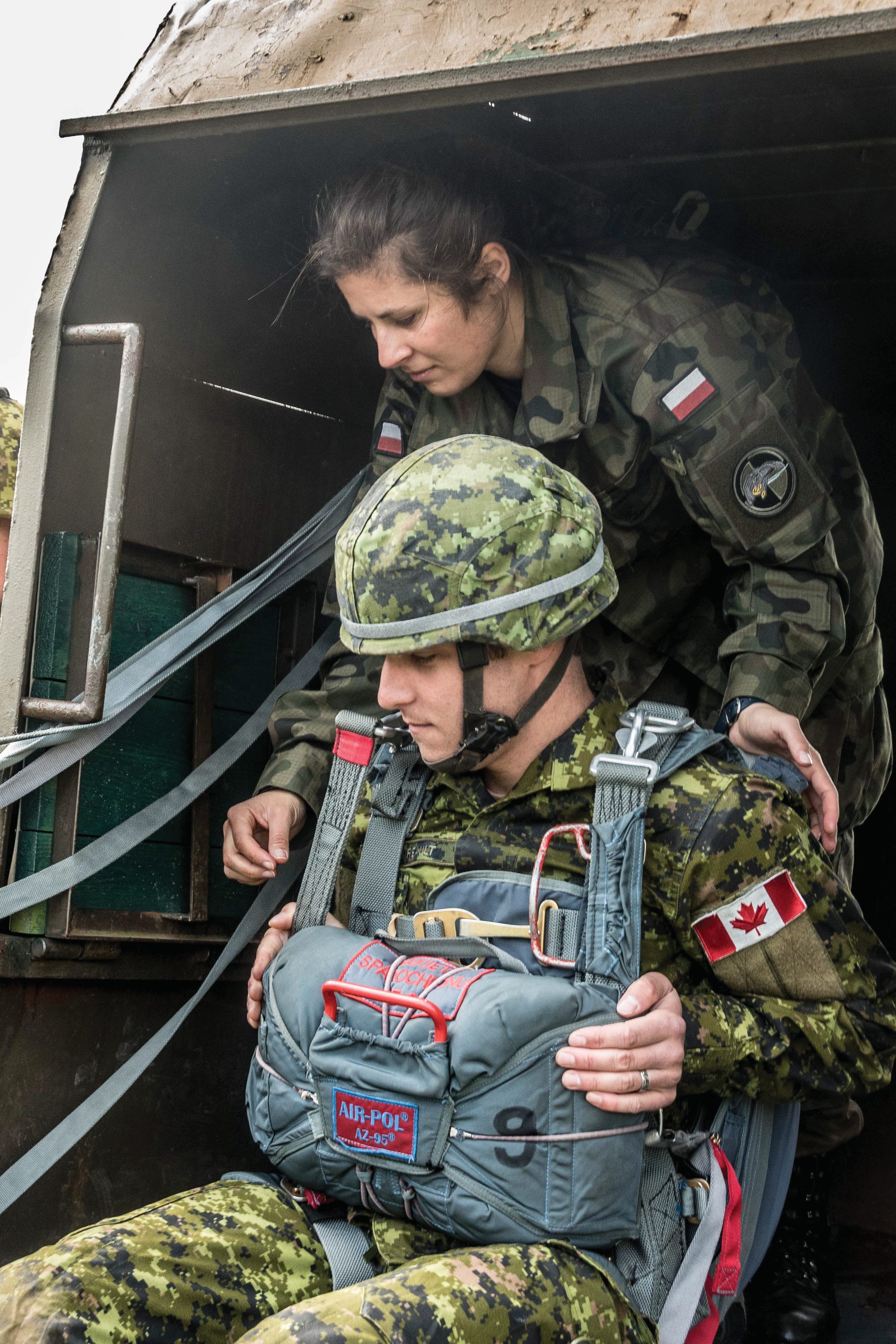A Canadian soldier from 3 R22eR receives instruction from a Polish Lt. from 25th Air Cavalry Brigade, at the Airmobile Parachute Training Center in Leznica Wielka, Poland on September 22, 2015 during Operation REASSURANCE.