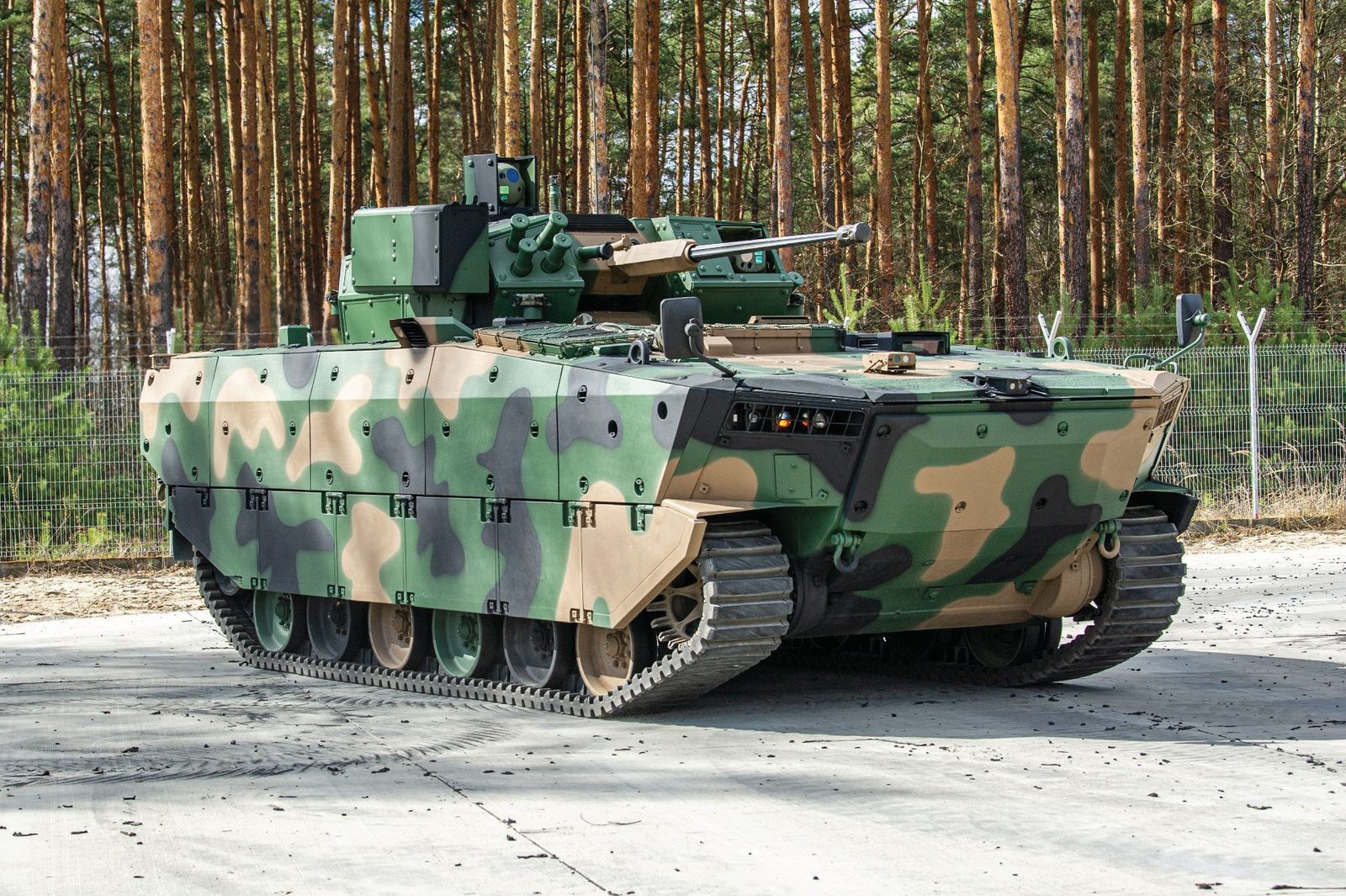 Canadian-made composite rubber tracks reduce weight, noise and vibration on Poland’s Borsuk Infantry Fighting Vehicle while improving crew comfort and mobility.